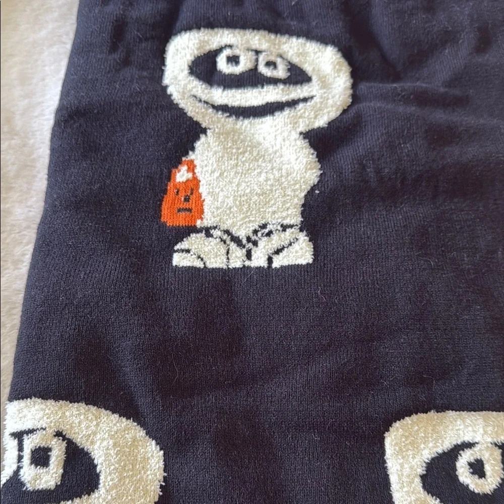 QueenWest Halloween trick-or-treating, mummy decorative throw 🎃